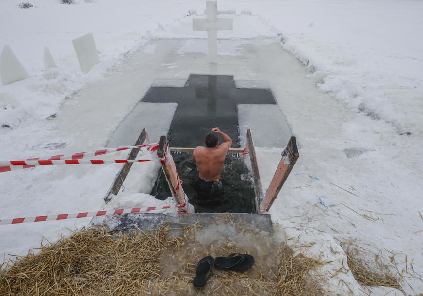 OBILJEŽAVANJE BOGOJAVLJENJA U RUSIJI Sveta tradicija kupanja u ledenoj vodi (VIDEO)
