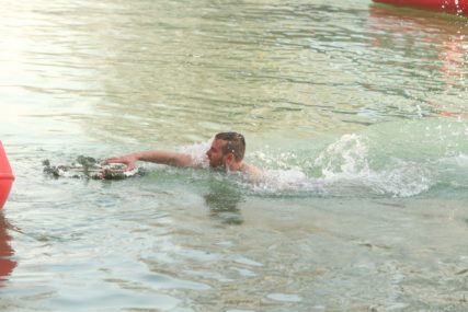 NAJBRŽEM PLIVAČU DUKAT I IKONA U Kozarskoj Dubici po prvi put plivanje za Časni krst