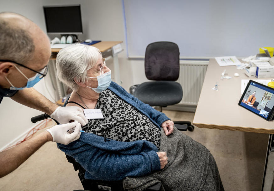 PREPORUKA STRUČNJAKA Stariji ljudi u Poljskoj neće dobiti vakcinu AstraZeneke