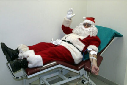 NASTAVLJENA TRADICIJA I U 2021. Djeda Mraz sedmu godinu za redom prvi donirao krv u Trebinju