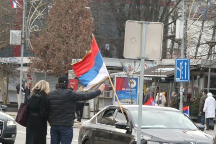 PRAZNIČNA ATMOSFERA Automobili okićeni zastavama defilovali centrom Banjaluke (FOTO, VIDEO)