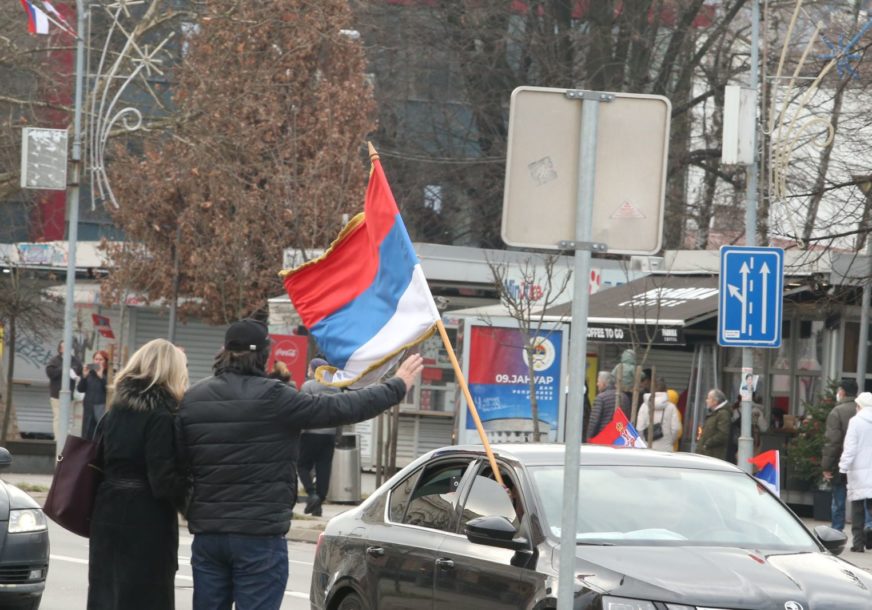 PRAZNIČNA ATMOSFERA Automobili okićeni zastavama defilovali centrom Banjaluke (FOTO, VIDEO)