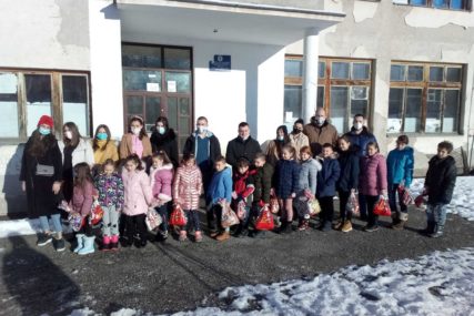 DIJELILI PAKETIĆE Studenti obradovali đake područnih škola u Foči