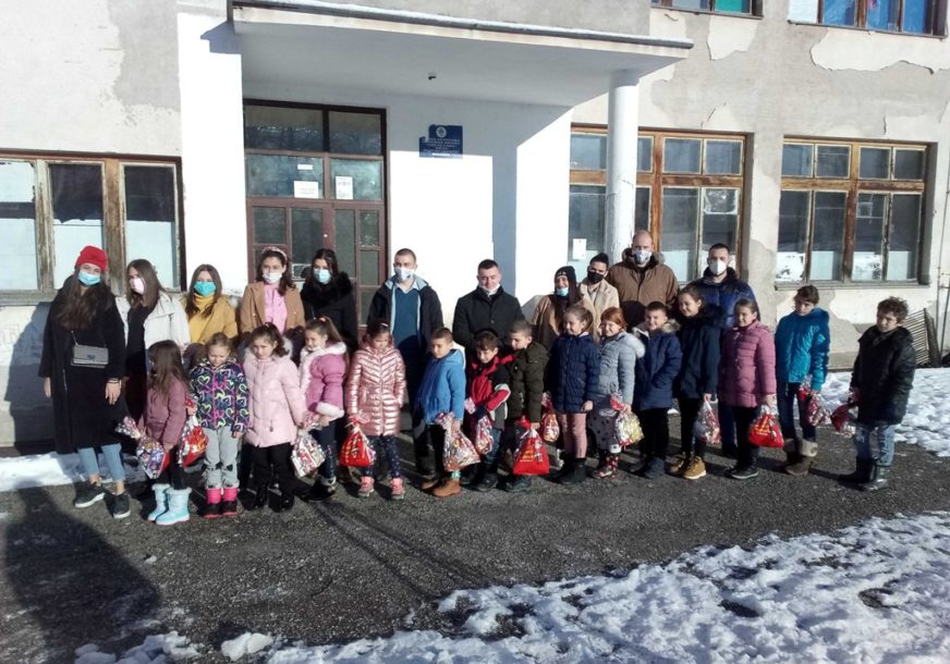 DIJELILI PAKETIĆE Studenti obradovali đake područnih škola u Foči