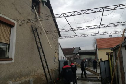 TRENUTNO 100 LJUDI VAN SVOJIH KUĆA U Kostajnici se bore sa posljedicama zemljotresa, dodatni problem neočišćeni putevi