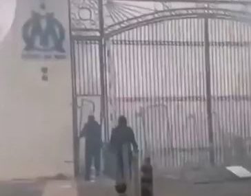 PANIKA U MARSEJU Huligani zapalili trening centar Radonjića i saigrača (VIDEO)