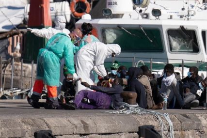 TALASI PREVRNULI BROD Utopila se 43 migranta kod libijske obale, 10 ljudi spašeno