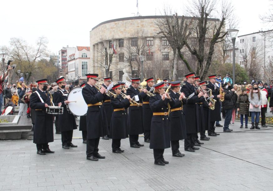 MUZIČKI DEFILE Policijski orkestar svirao u Banjaluci u čast Dana Republike (FOTO, VIDEO)