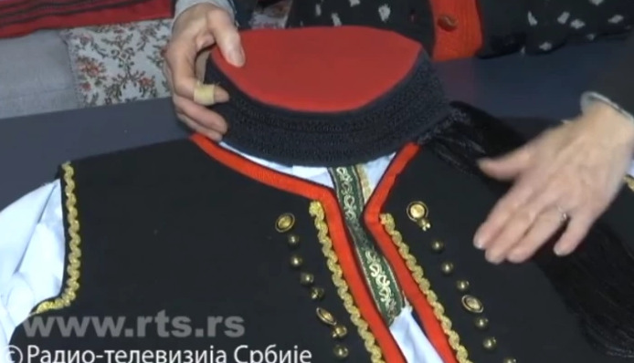 "DA SE NE ZABORAVI ODAKLE SMO" Bračni par čuva kulturnu baštinu, Radmila šije NARODNE NOŠNJE, Željko zateže žice TABMURICE