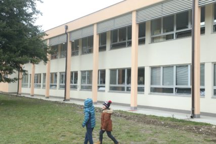 POVRATAK U KLUPE Dio učenika najveće škole u Banjaluci ipak se vraća u učionice
