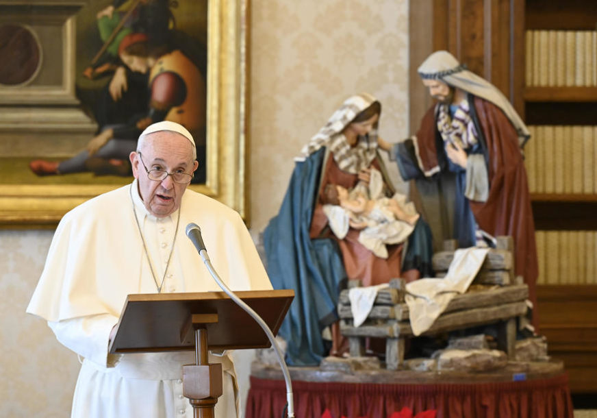 Papa Franjo osudio nasilje nad ženama: Pozvao društvo da čuje njihove patnje i da ih zaštiti