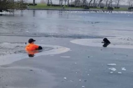 GEST VRIJEDAN DIVLJENJA Prolaznik skočio u zaleđeno jezero da bi izvukao psa