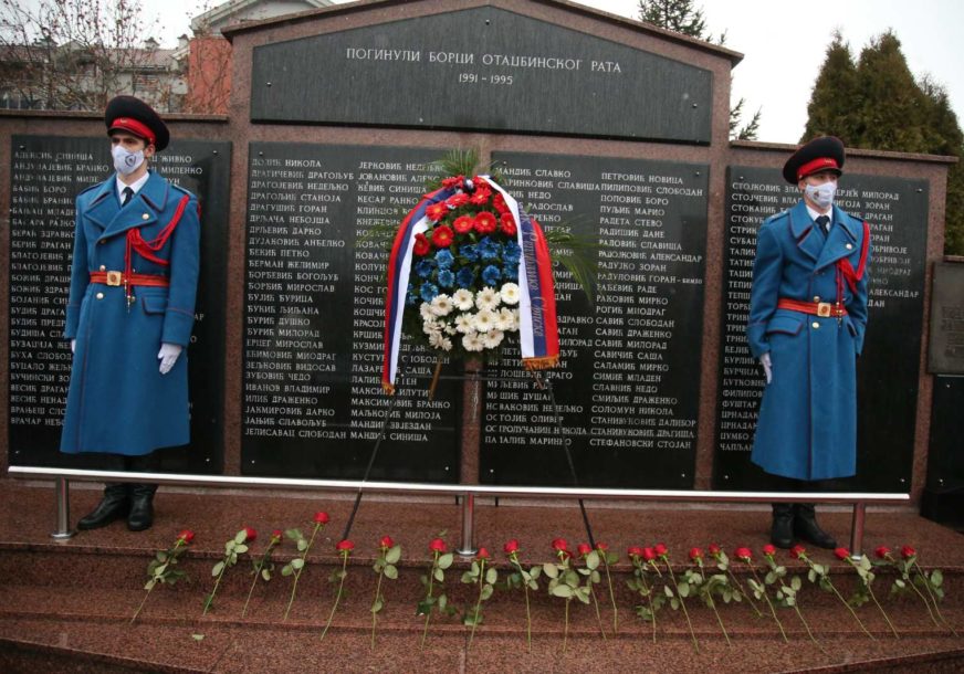 "TRAJNA I NEUPITNA" Položeni vijenci na Spomenik palim borcima Vojske Republike Srpske (FOTO)