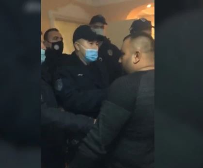 UDARALI IH PO GLAVU I TIJELU Policajci napadnuti kada su prekinuli proslavu Srpske nove godine (VIDEO)