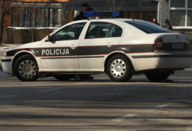 PUCNJAVA U CENTRU GRADA U Zavidovićima oštećen jedan automobil