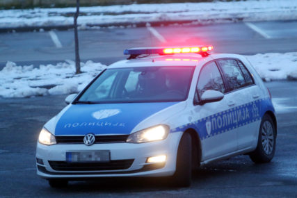 Izgubio kontrolu nad vozilom: Vozač i suvozač teško povrijeđeni u udesu kod Prijedora