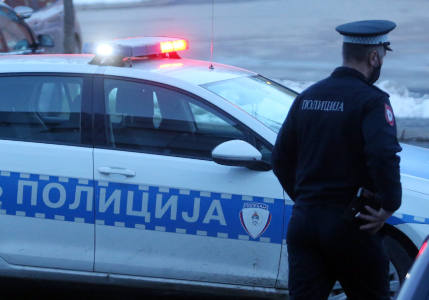Jedna osoba povrijeđena u saobraćajki u Šekovićima: Sa vidnim povredama glave i noge ležao pored kolovoza