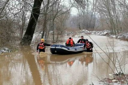 SPASILAČKI TIMOVI NA TERENU Evakuisano 67 osoba iz objekata koji su poplavljeni (FOTO)