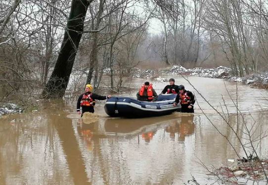SPASILAČKI TIMOVI NA TERENU Evakuisano 67 osoba iz objekata koji su poplavljeni (FOTO)