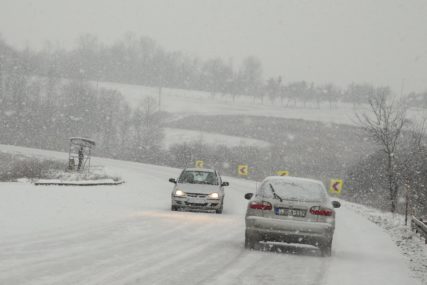 BIJELI POKRIVAČ NAPRAVIO PROBLEME Snježne padavine brže od grtalica (FOTO)