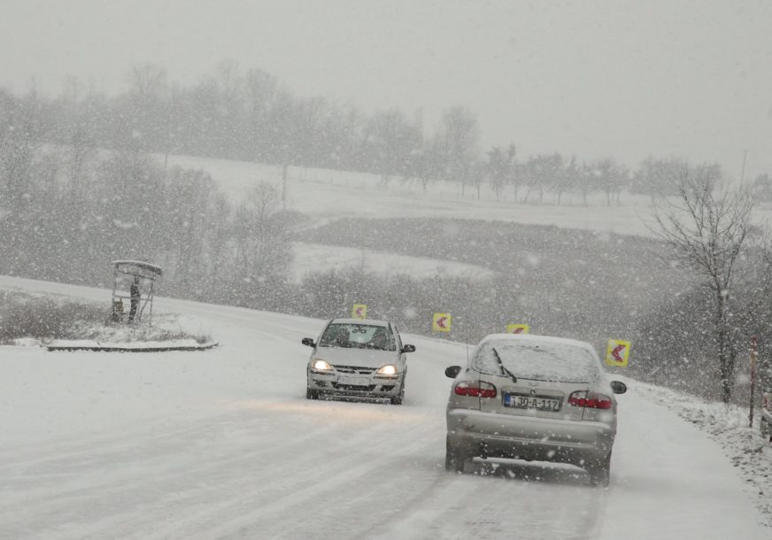 BIJELI POKRIVAČ NAPRAVIO PROBLEME Snježne padavine brže od grtalica (FOTO)
