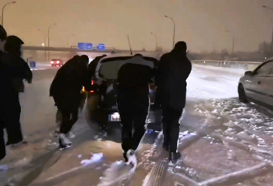 SJAJAN GEST Fudbaleri pomagali u snježnoj oluji (VIDEO)