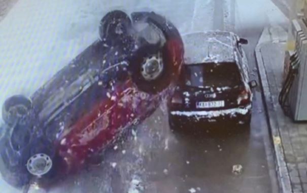 Samo srećom IZBJEGAO SMRT: Automobil se prevrnuo na krov, pa klizio po zaleđenom putu (VIDEO)
