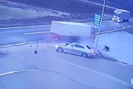 Jezivi snimak teške nesreće: Automobil pokušao da pretekne šleper, pa se ZAKUCAO U KAMION (VIDEO)