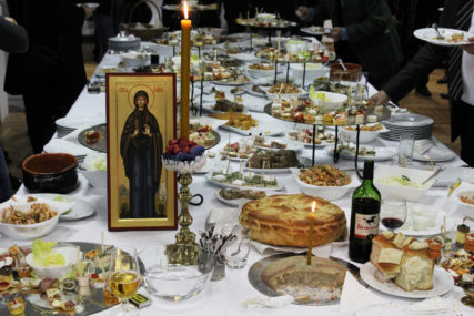 (FOTO) Srbi za jedan dan slave pojedu hrane dovoljno za cijelu nedjelju: Nutricionista navodi šta koliko ima kalorija