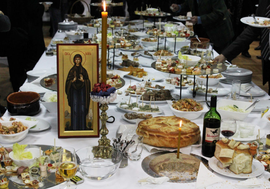 (FOTO) Srbi za jedan dan slave pojedu hrane dovoljno za cijelu nedjelju: Nutricionista navodi šta koliko ima kalorija