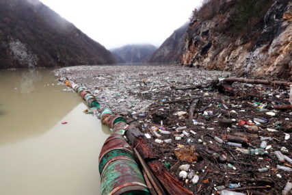 Prirodno okruženje postalo velika deponija: U Višegrad stigao brod za čišćenje smeća iz Drine