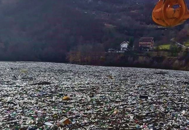 “NEOPHODAN POJAČAN RAD NA EDUKACIJI GRAĐANA” Počelo čišćenje otpada iz Potpećkog jezera