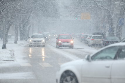 OPREZNO U VOŽNJI Većina putnih pravaca prohodna, ponegdje ima snijega na kolovozu