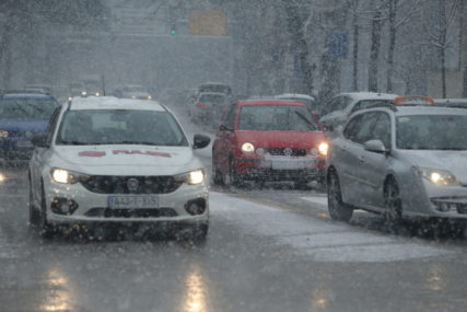 JEZIV PRIZOR Vozač nije očistio snijeg sa krova automobila, pa u opasnost doveo i sebe i druge učesnike saobraćaja (VIDEO)