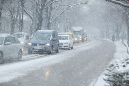 Proljeće u januaru nas odviklo od niskih temperatura: Šta vozači treba da urade prije sjedanja u kola tokom hladnih dana
