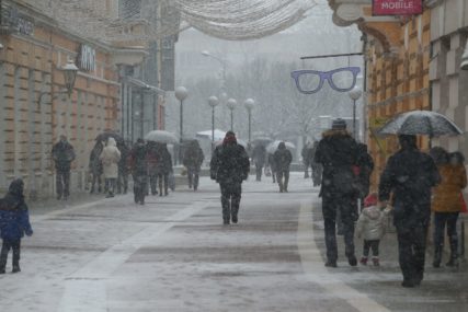 ZIMSKI DAN U BANJALUCI Snijeg zabijelio ulice grada  (FOTO)