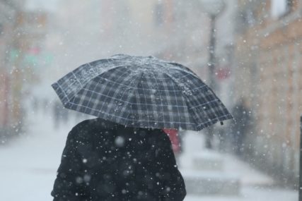 ZABIJELILO SE U KOMŠILUKU Dijelovi Hrvatske jutros osvanuli pod snježnim pokrivačem, u Zagrebu susnježica