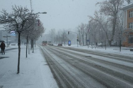 SNIJEG PREKRIO BANJALUKU Građani se žale na neočišćene ulice, a zimska služba moli za strpljenje