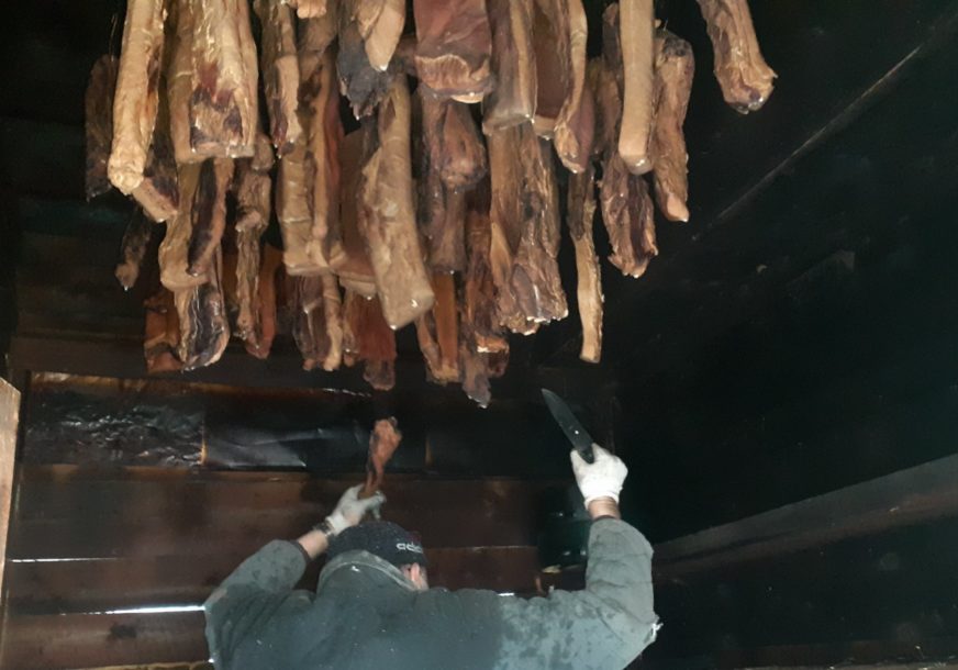 Lopovi krenuli u akciju: Iz pušnice nakon svinjokolja domaćinu ukrali meso