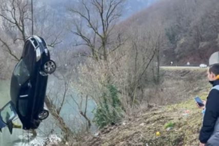 Tragedija izbjegnuta za dlaku: Vozač izgubio kontrolu nad vozilom i sletio u jezero, RONIOCI IZVUKLI AUTO (VIDEO)