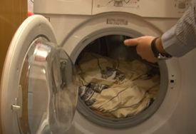 ZABORAVIĆETE NA PEGLU Žena otkrila genijalan trik za pranje veša (VIDEO)