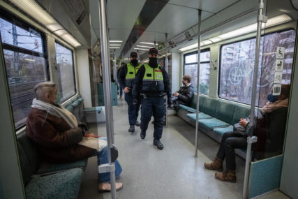 Pijana napravila haos u vozu: Srpkinja u Njemačkoj TUKLA I VRIJEĐALA LJUDE zato što su je opomenuli da stavi masku