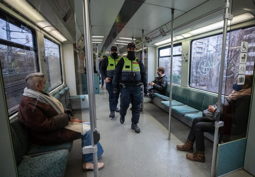 Pijana napravila haos u vozu: Srpkinja u Njemačkoj TUKLA I VRIJEĐALA LJUDE zato što su je opomenuli da stavi masku