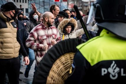 Protestuju zbog korona mjera: Policija rastjerala demonstrante sa trga u Amsterdamu