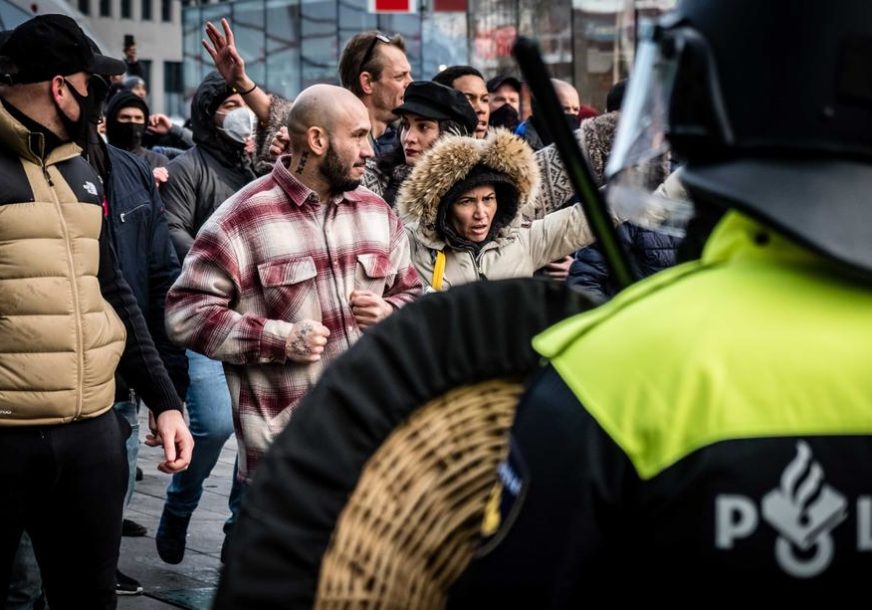 Protestuju zbog korona mjera: Policija rastjerala demonstrante sa trga u Amsterdamu