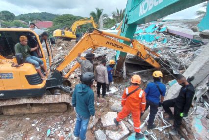 RASTE BROJ ŽRTAVA U stravičnom zemljotresu u Indoneziji stradala 42 stanovnika, traga se ispod RUŠEVINA