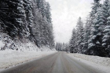 VOZAČI, OPREZ Saobraćaj otežan u planinskim predjelima, ima ugaženog snijega