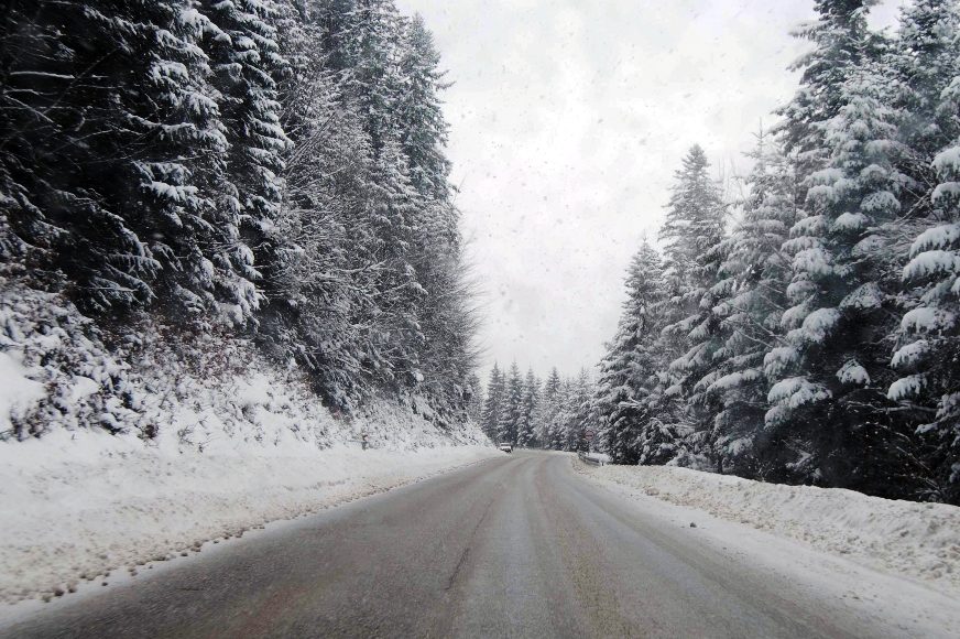 VOZAČI, OPREZ Saobraćaj otežan u planinskim predjelima, ima ugaženog snijega