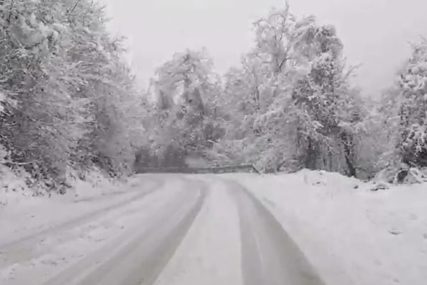 VOZAČI, OPREZ! Velike snježne padavine na putu Čajniče-Goražde (VIDEO)