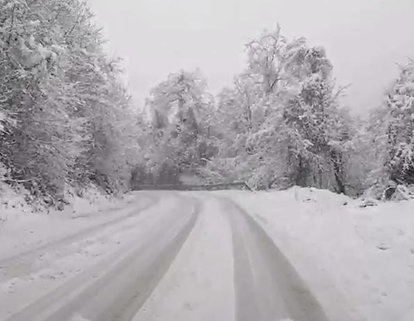 VOZAČI, OPREZ! Velike snježne padavine na putu Čajniče-Goražde (VIDEO)
